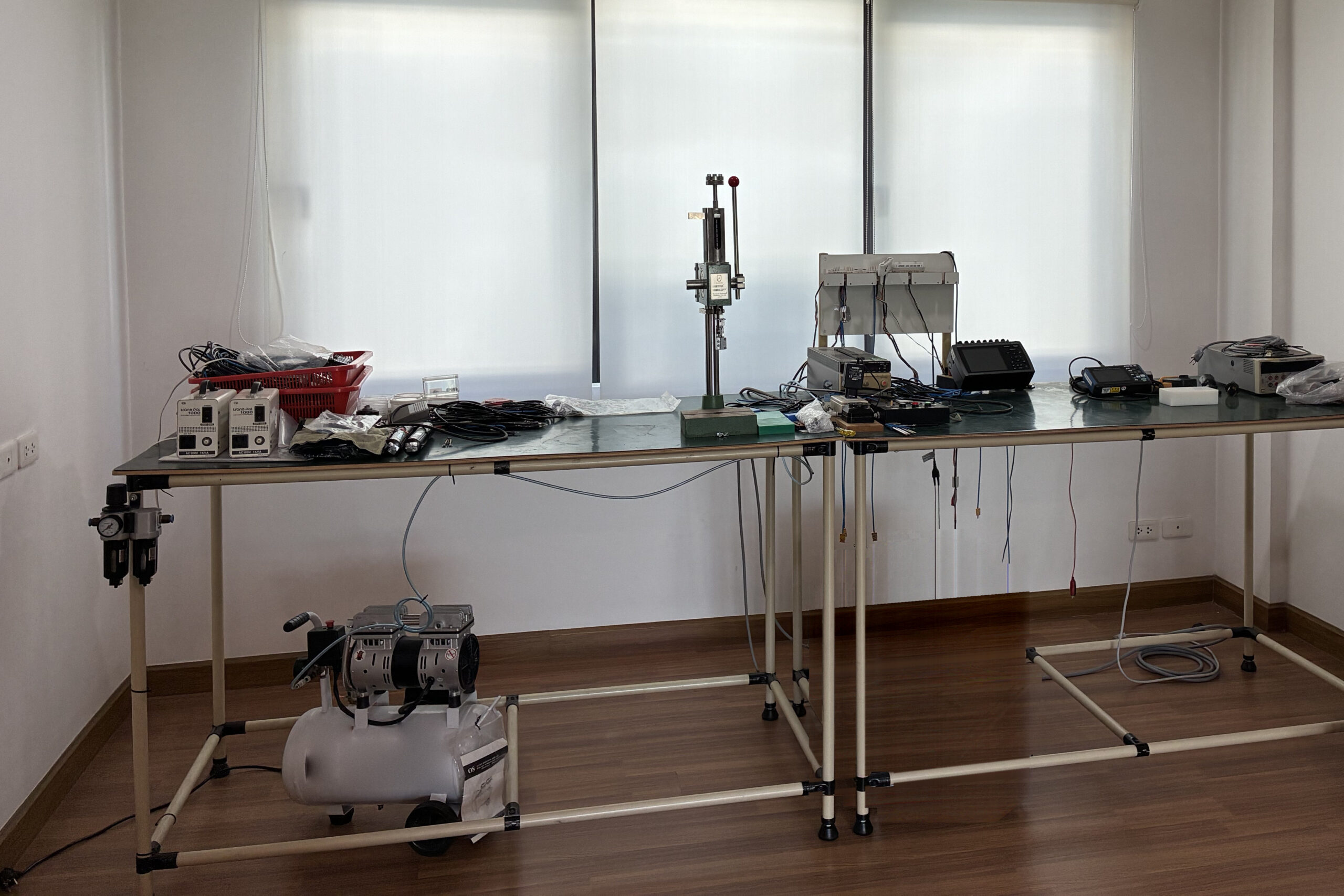 ムネカタタイの試作検討スペース。電源装置・エアコンプレッサ・測定機器を備えた作業台